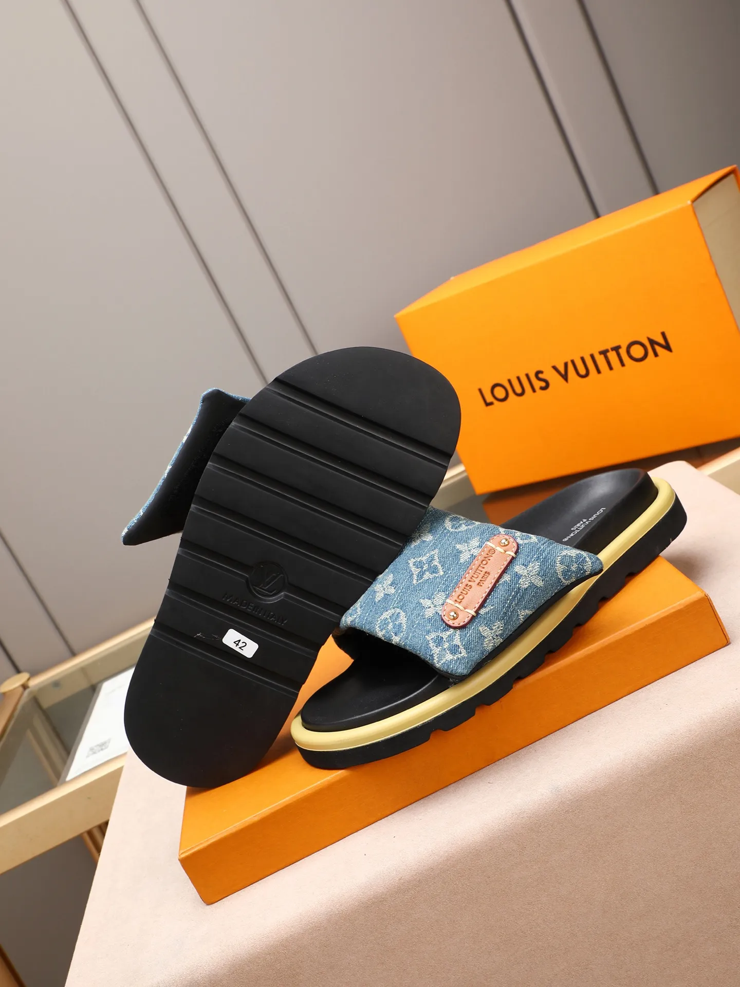 PP360 [LOUIS VUITTON] Louis Vuitton, LV printing, men's and women's slippers are on the market. The drawer box packaging comes with a cloth bag and a card. The upper pattern looks very soft and waxy, and it is a super versatile leg slimming tool. Fabric: imported denim/canvas/old fabric, LV hardware LOGO, official website pattern printing, comfortable to wear, feet: high-elastic PU water table. Sole: foam sole, heel height: about 5cm. Code number: 35-46, 35, 45, 46 are custom-made and non-returnable. Color: multiple colors and styles available.